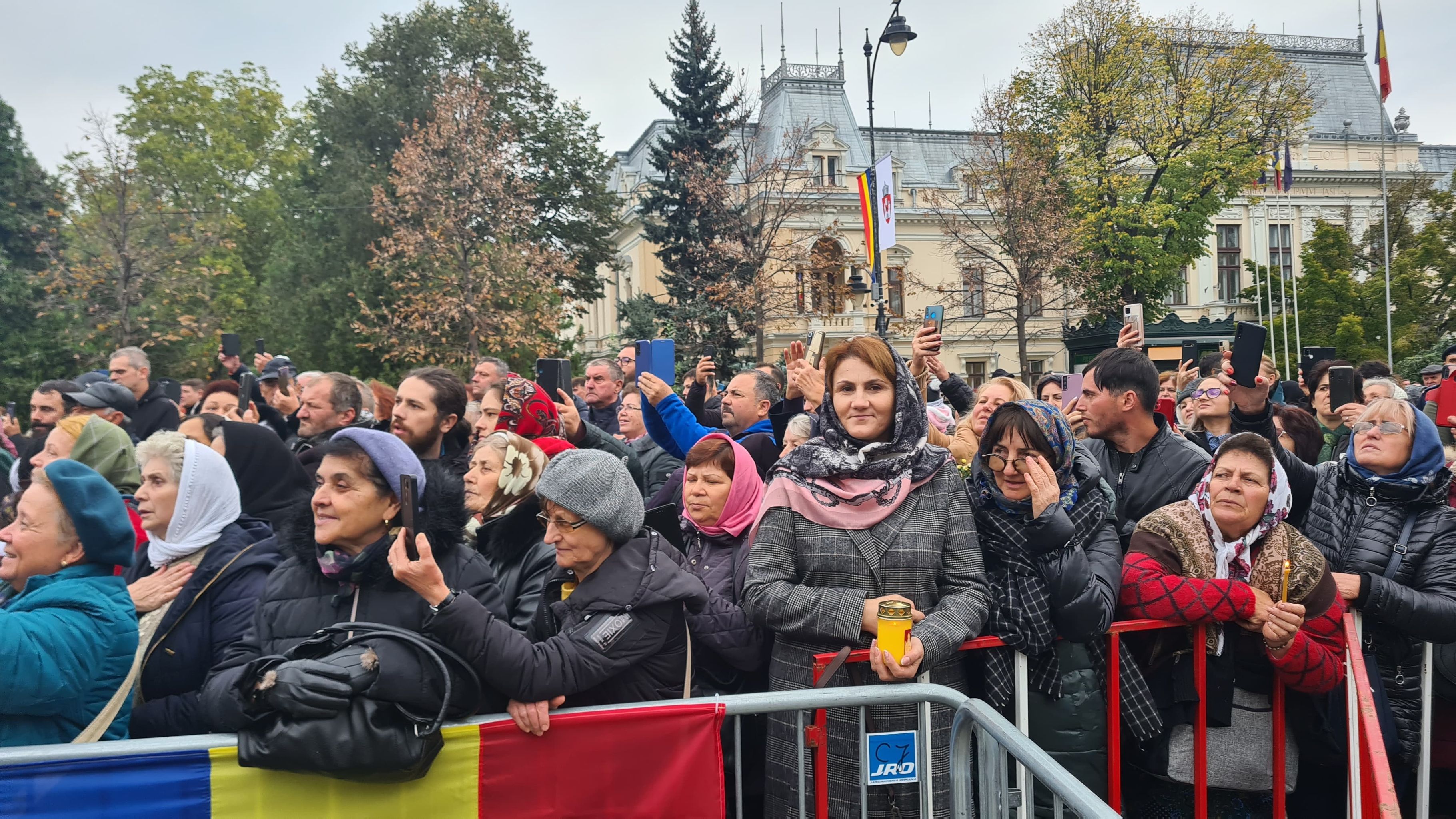 Ierarhi din Tanzania sau Siria, printre preoţii care au oficiat slujba Sfintei Parascheva în fața a peste 35.000 de credincioși