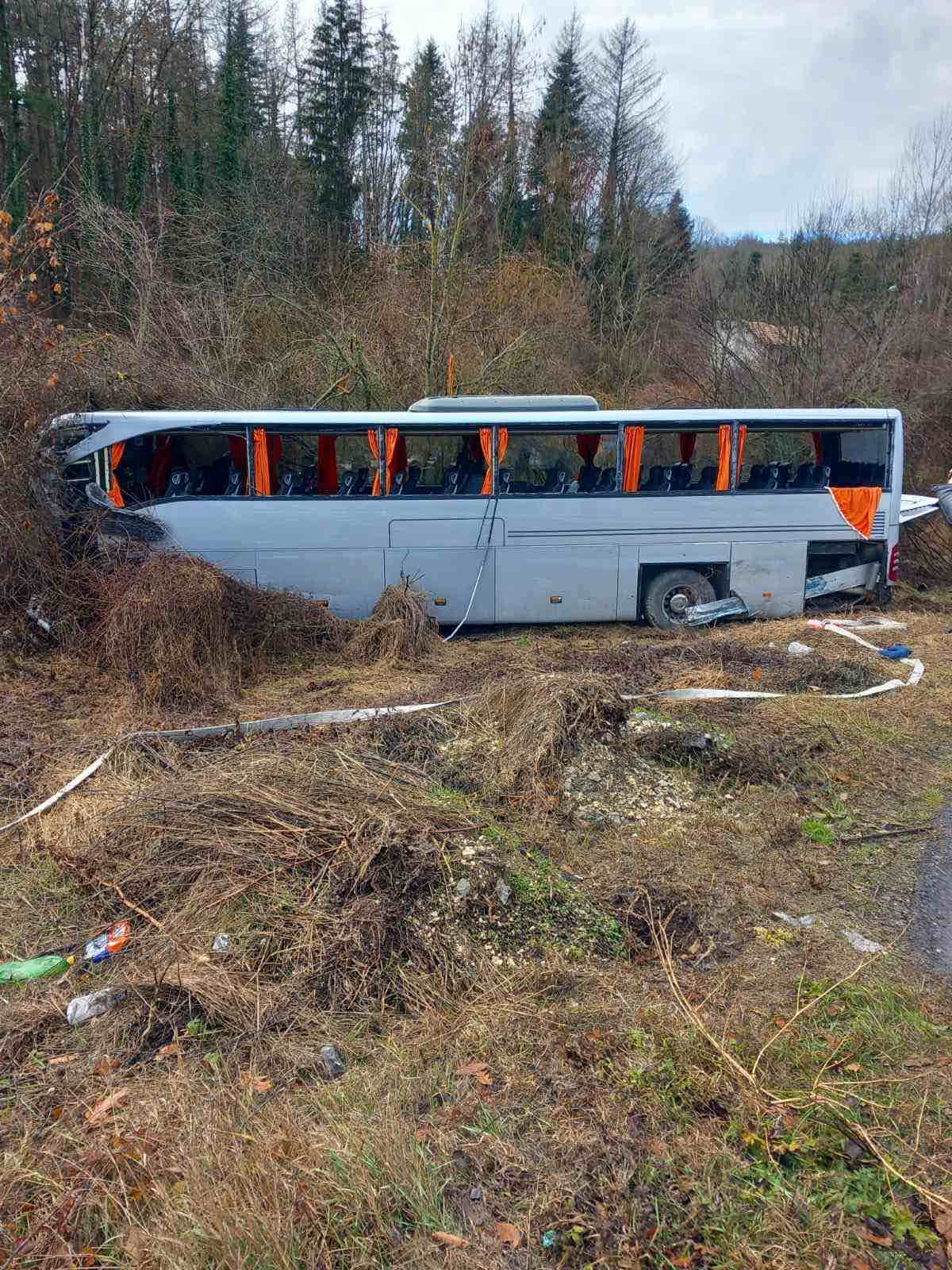 Autocar românesc cu pasageri, accident cu un TIR în Bulgaria. Cel puțin nouă persoane au fost rănite. Precizările MAE