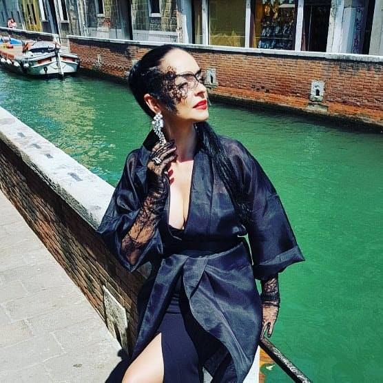 Andreea Marin, misterioasă la Veneția. Apariție uluitoare a divei | FOTO