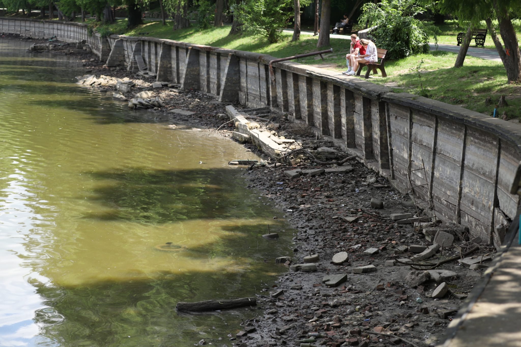 Cum arată lacul golit din parcul Herăstrău din București. Trotinete și scaune, printre obiectele găsite pe fundul lacului