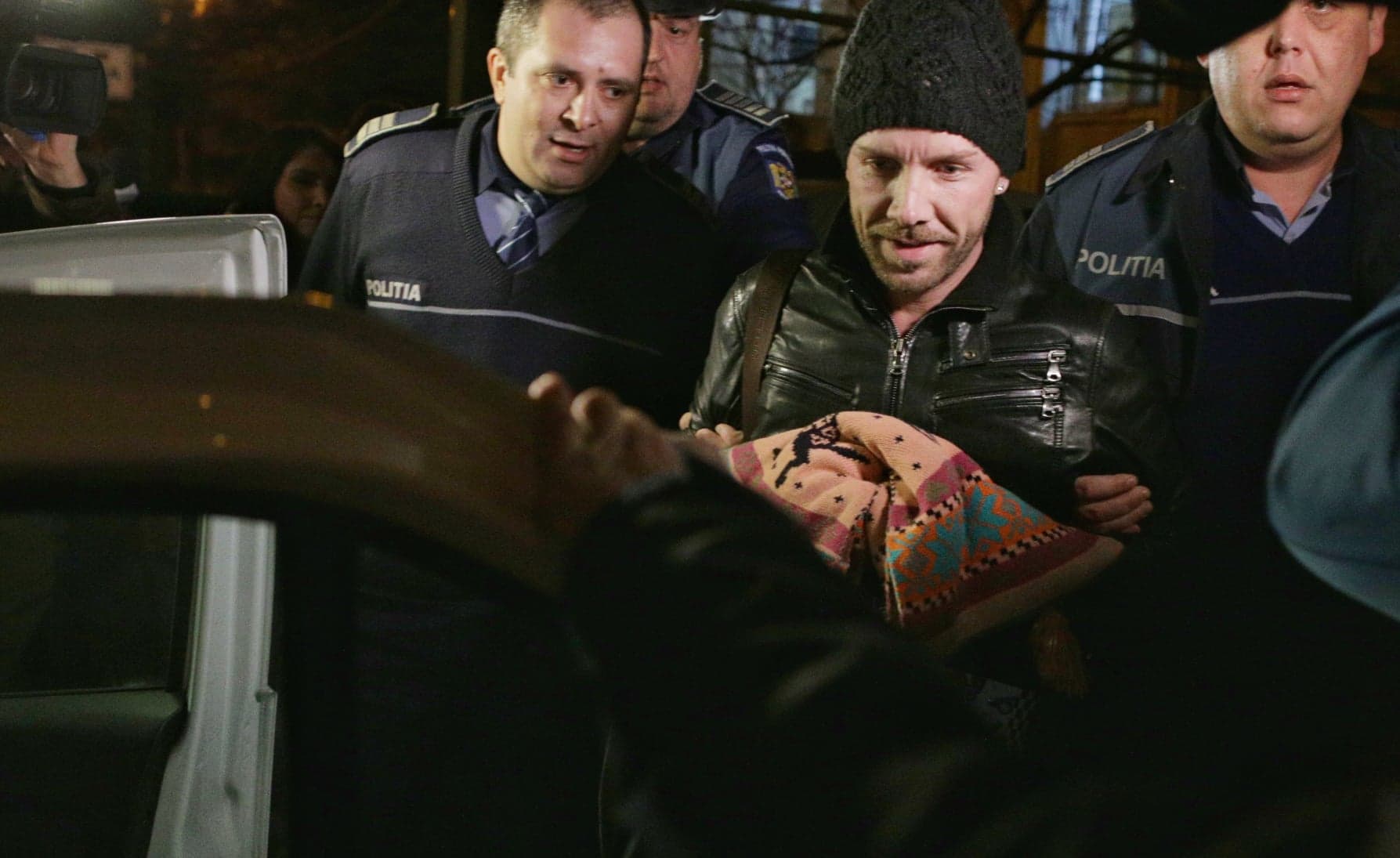 FOTO& VIDEO | Medicul fals Matteo Politi a fost reținut pentru 24 de ore. Primele imagini cu italianul, escortat de polițiști