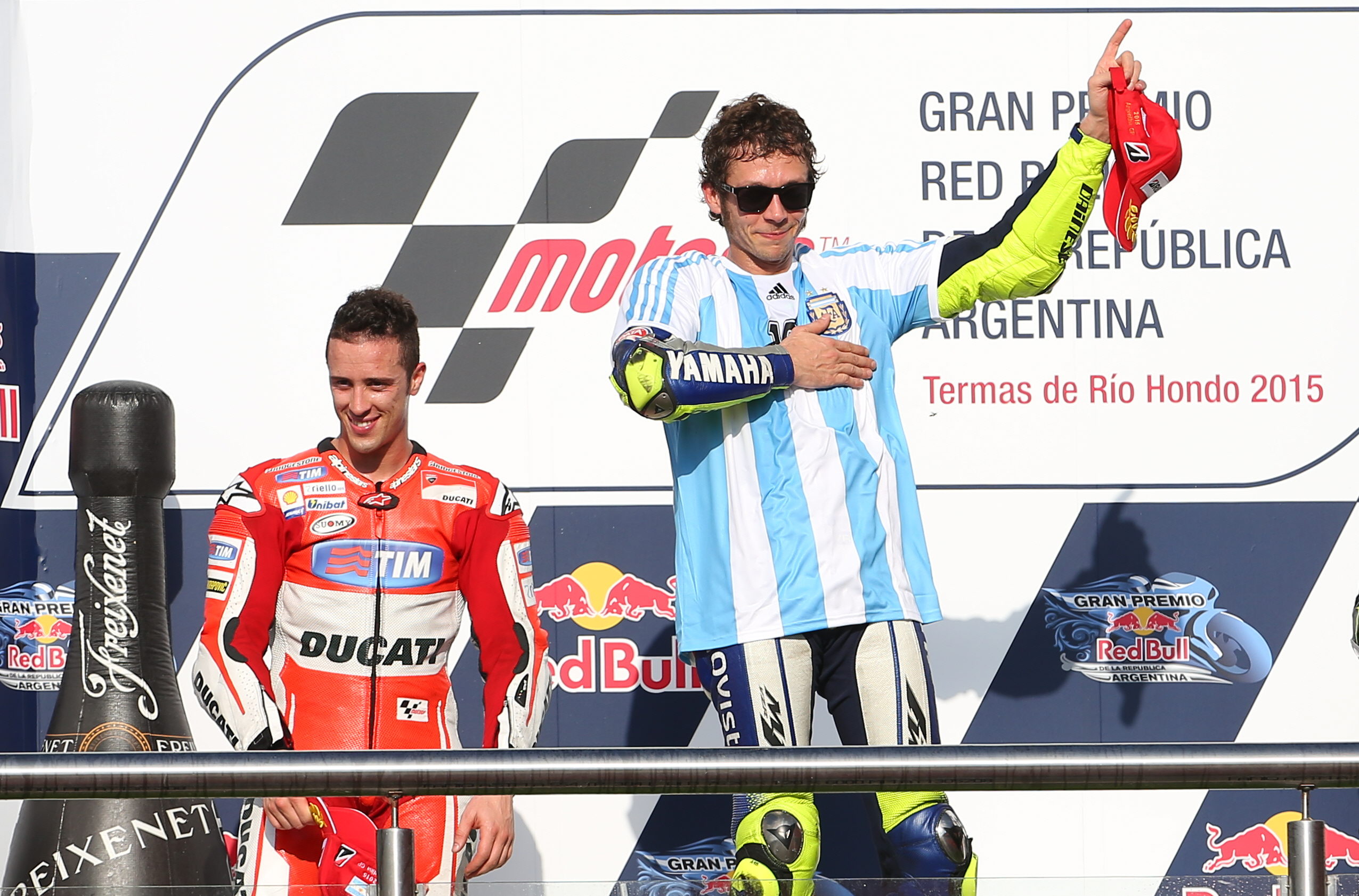 Valentino Rossi, la picioarele lui Diego Armando Maradona! Italianul s-a impus în Argentina și a sărbătorit succesul în tricoul lui El Pibe D'oro / GALERIE FOTO