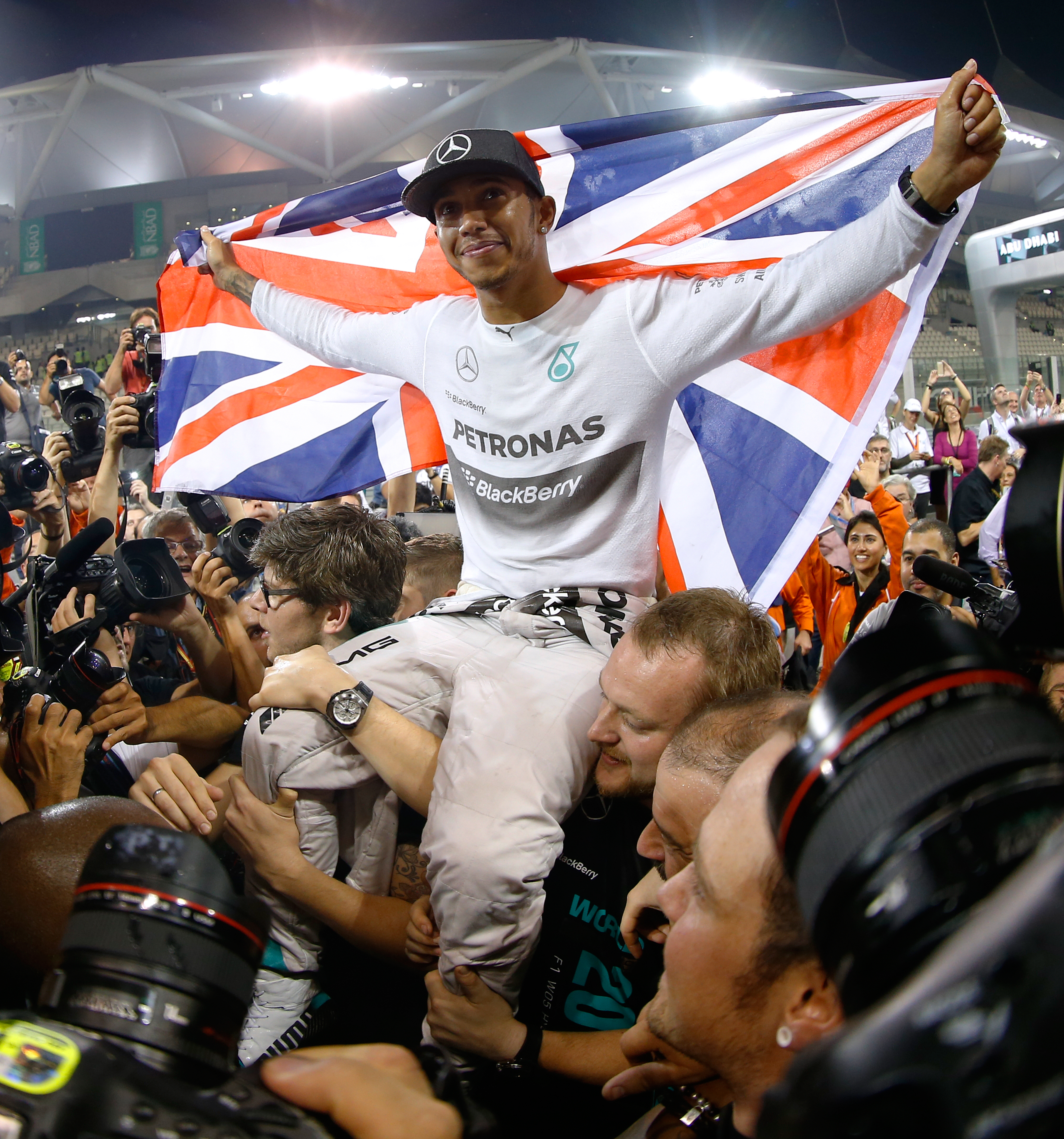 FORMULA 1 / Lewis Hamilton a câştigat titlul mondial! O maşină a luat foc!