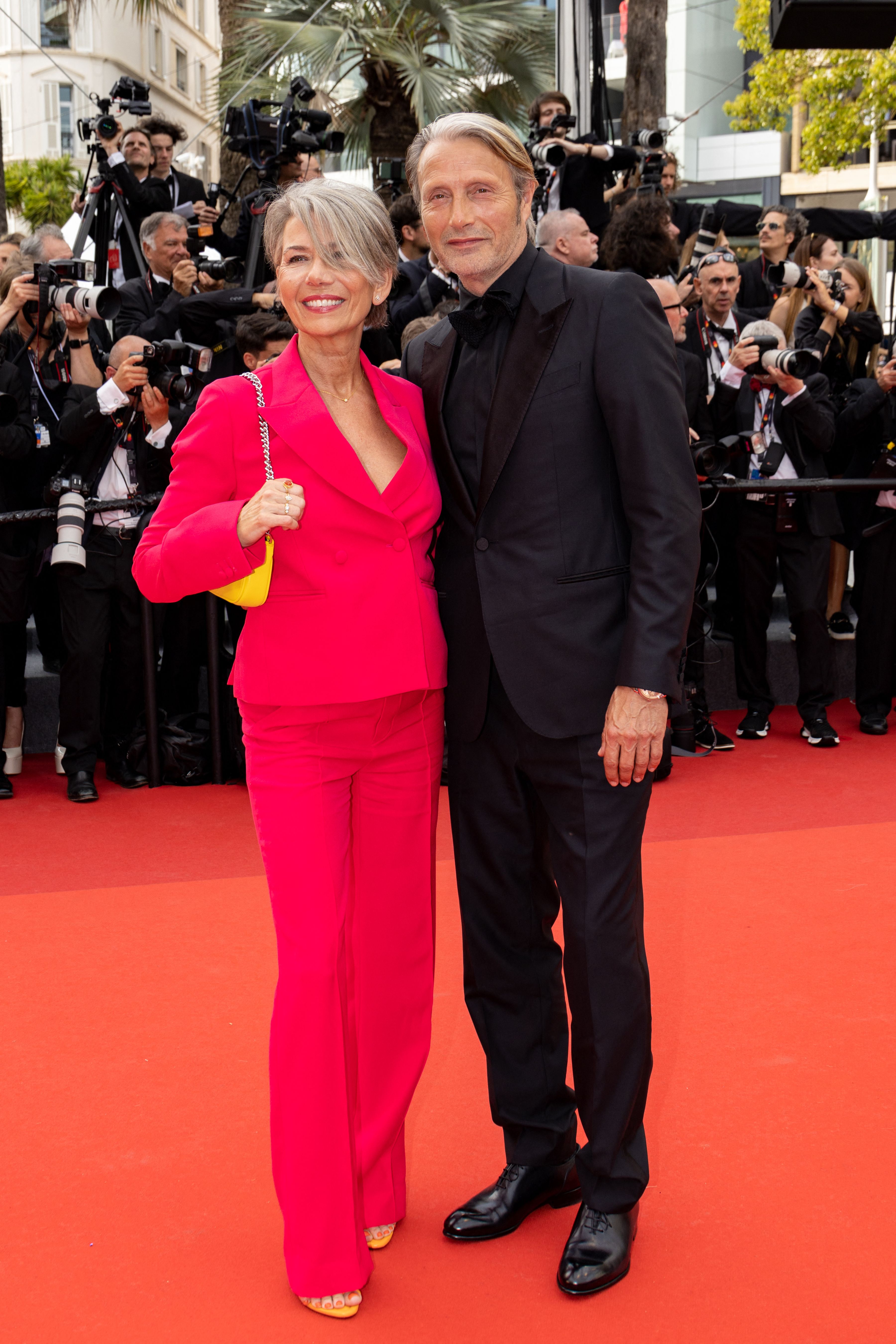 Corespondență de la Cannes: Emoționată de poemul despre Ucraina rostit pe scenă, Catherine Deneuve a uitat să deschidă festivalul 