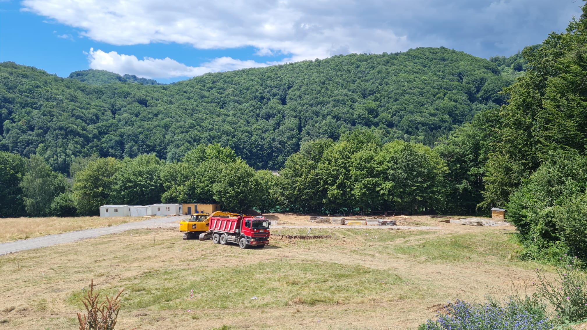 Patru hoteluri de lux se construiesc pe malul lacului de acumulare Paltinu, Prahova, pe terenuri concesionate de Primăria Valea Doftanei. Cine sunt investitorii