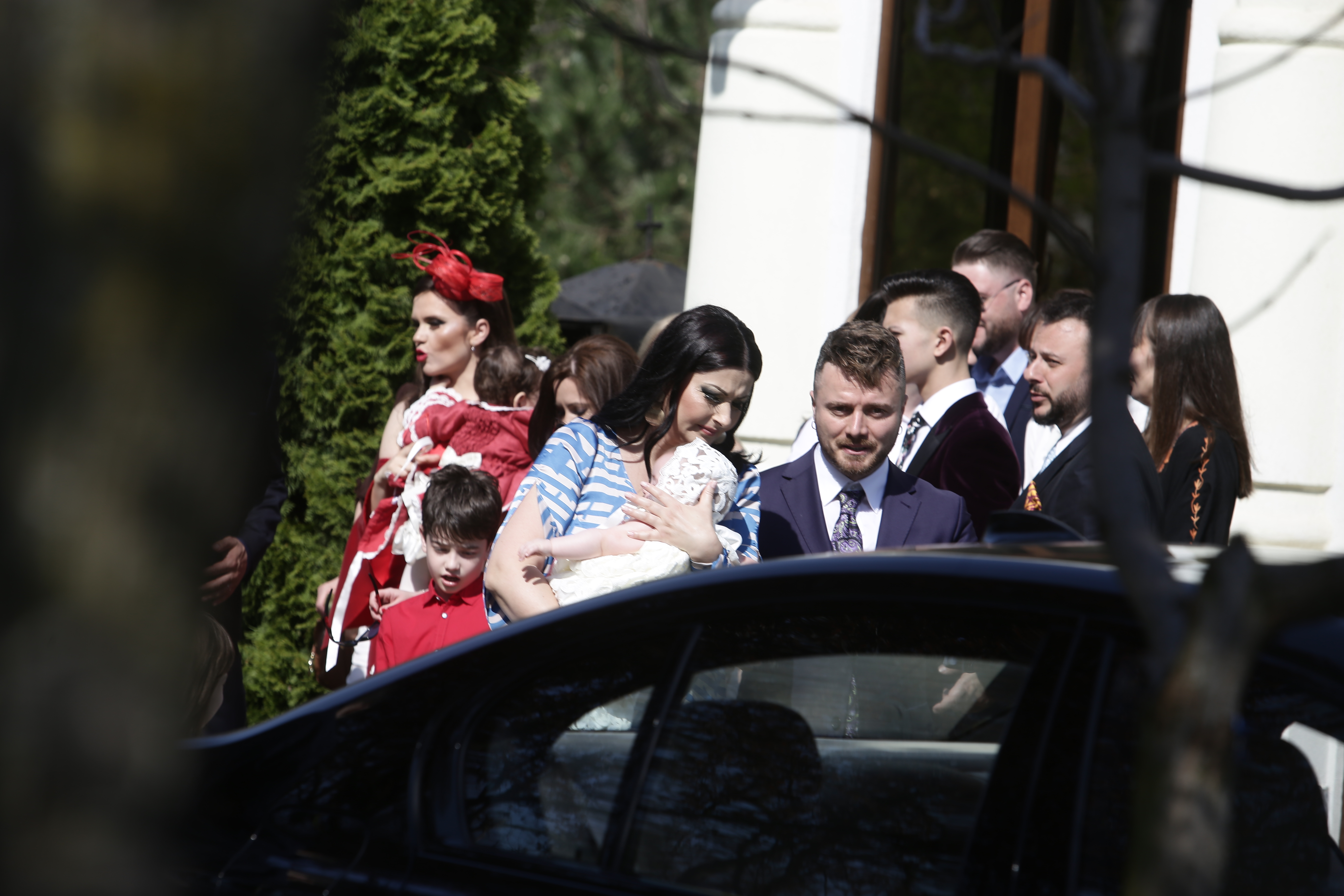 Primele imagini de la botezul fetiței Gabrielei și a lui Tavi Clonda. Ținutele care au atras atenția tuturor