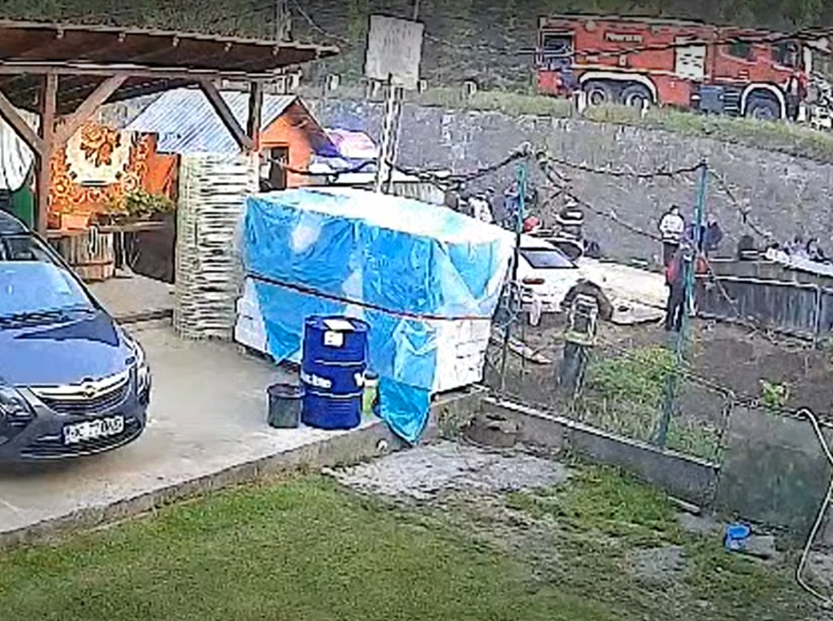 Mașină filmată când decolează de pe un pod, în Bacău, și aterizează în curtea unei case