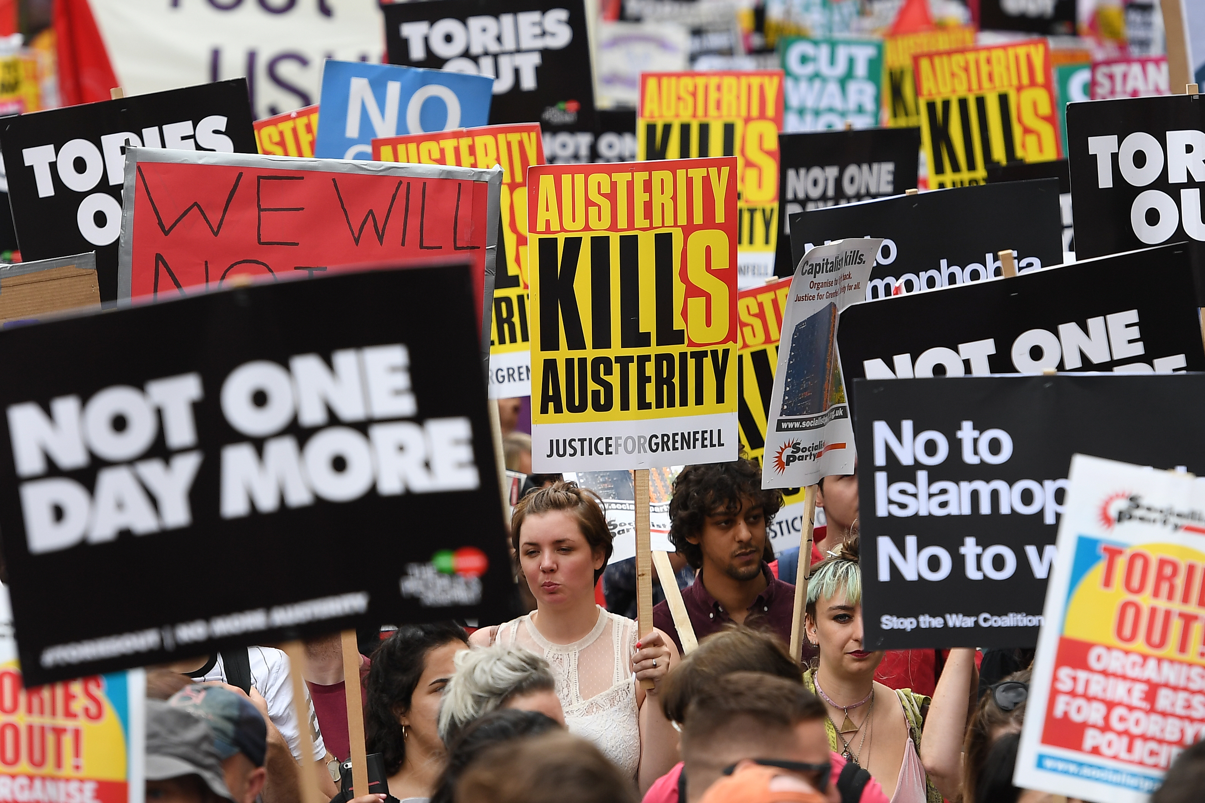 Proteste față de măsurile de austeritate în Londra. Miniștrii britanici fac presiuni asupra premierului Theresa May