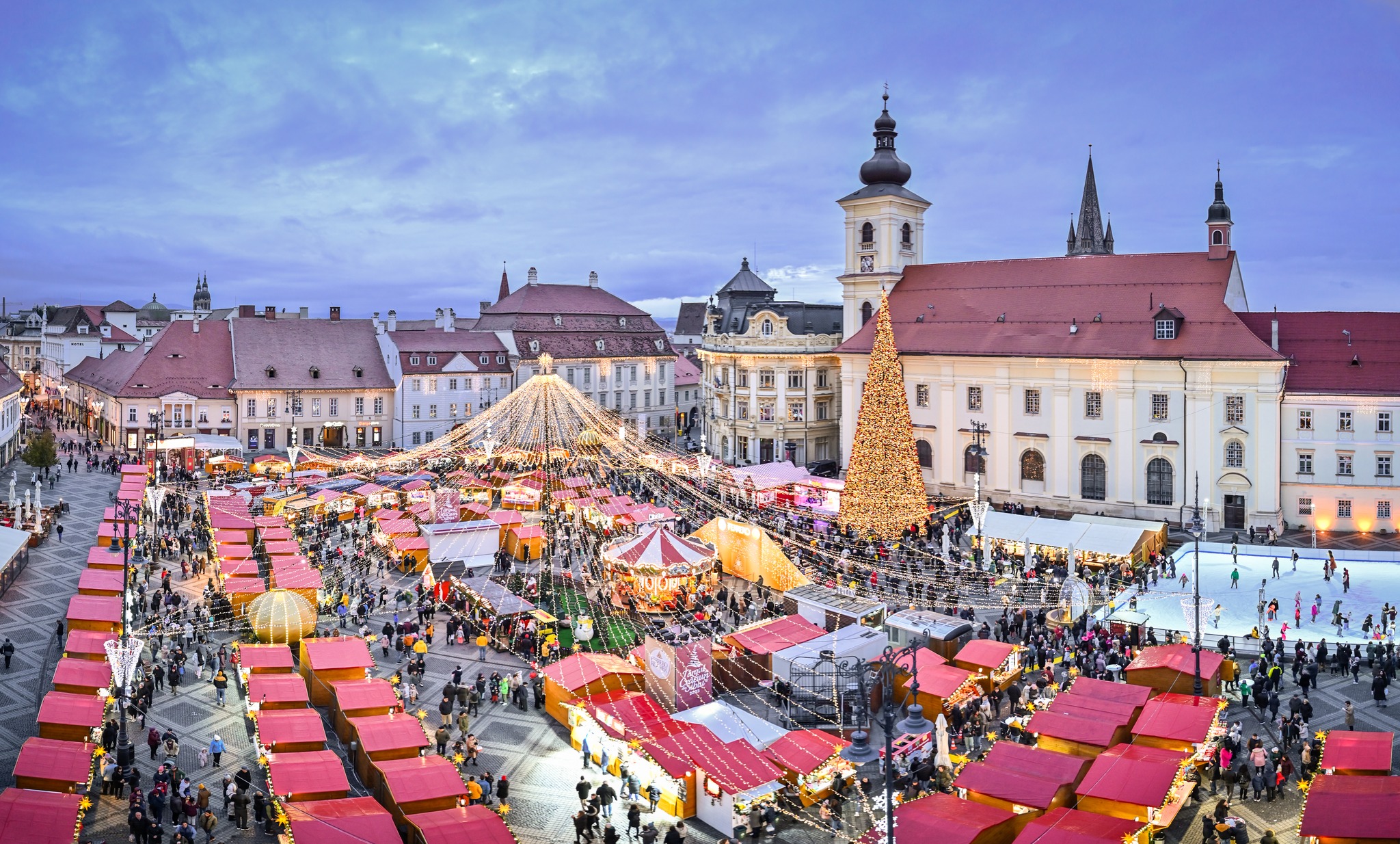 Târgul de Crăciun Sibiu 2024. Atracțiile din acest an: 140 de căsuțe, o roată panoramică și un patinoar pentru 300 de persoane simultan