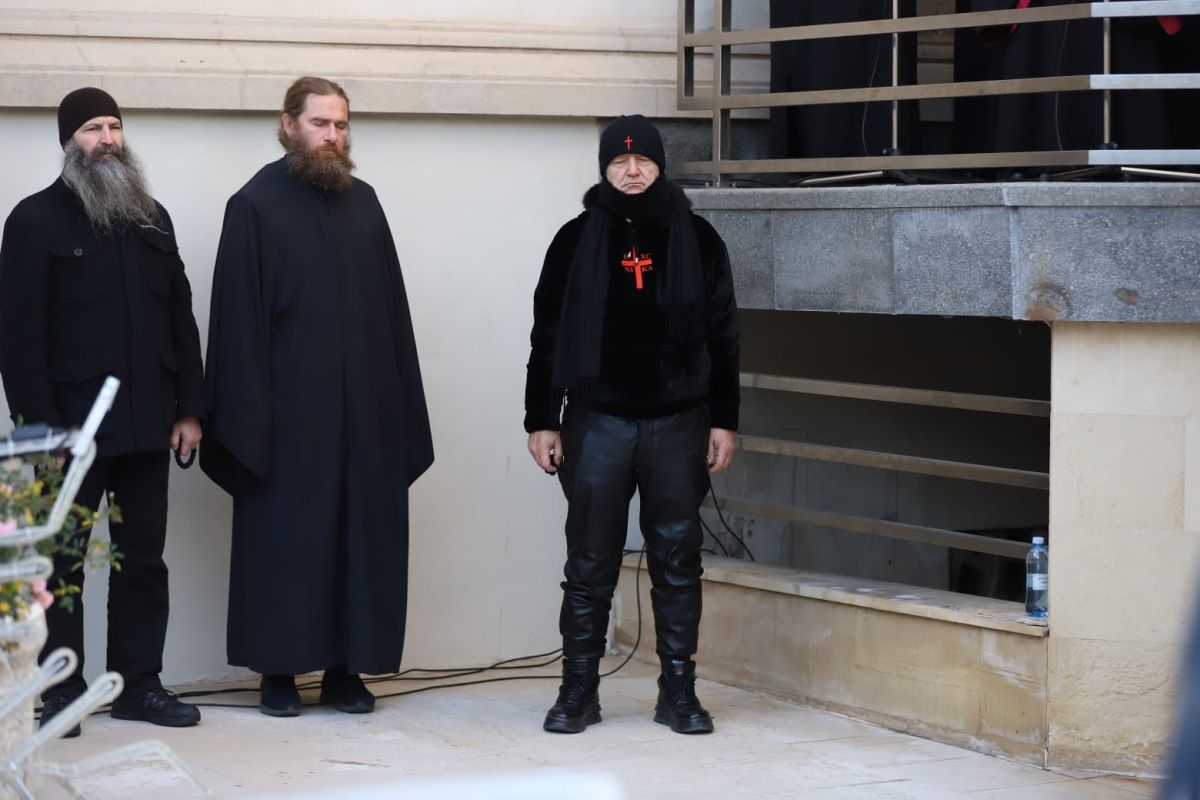 Gigi Becali, în genunchi, în pantaloni de piele și bocanci, la slujba de Bobotează