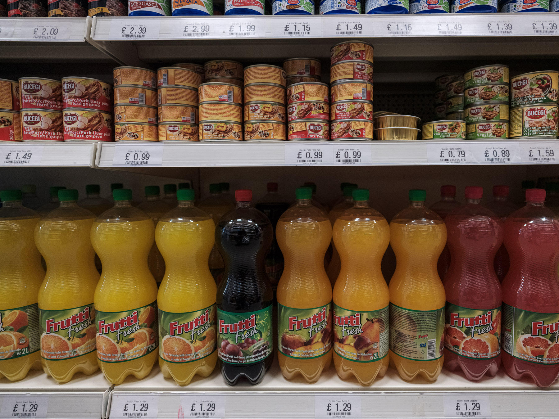 Sărbători departe de casă. La magazinul românesc dintr-un oraș din Marea Britanie, românii simt dorul. „Suntem cu inimile împărțite”