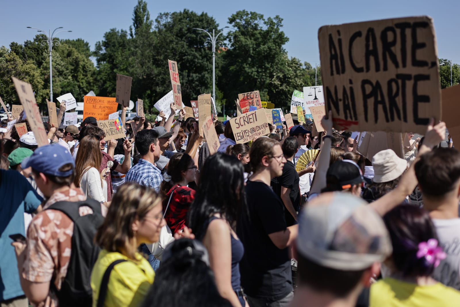 Studenții din toată țara protestează față de reducerea burselor: „Nu vă atingeți de burse!”