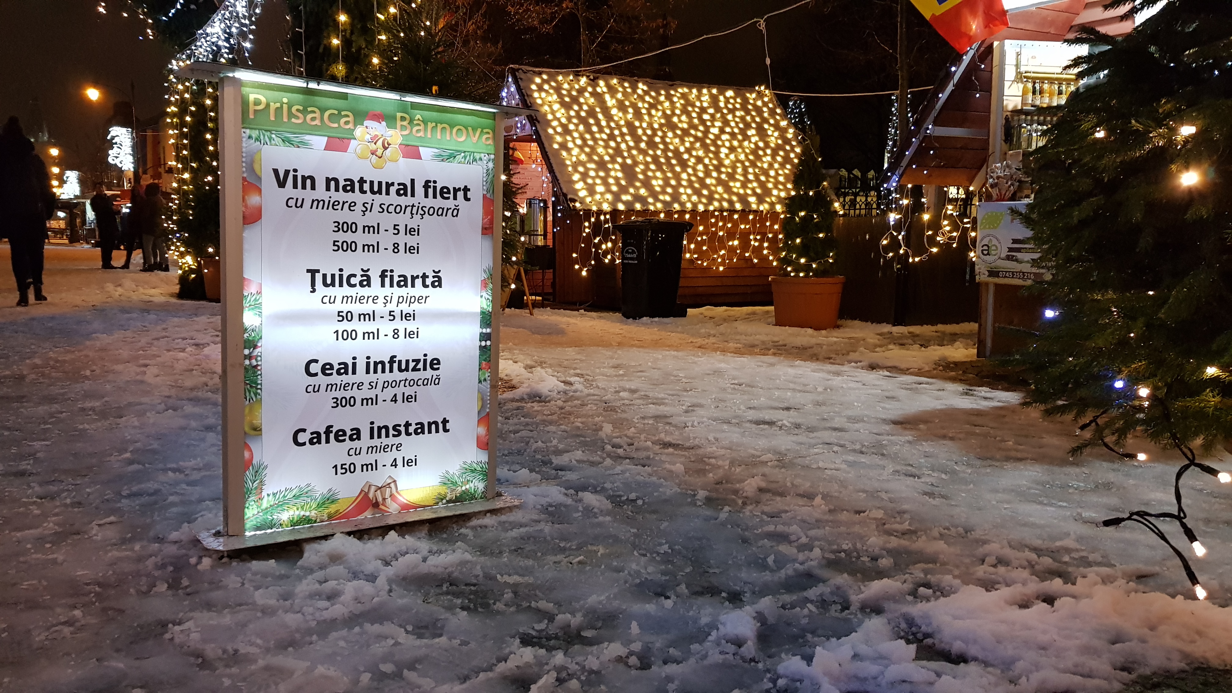 Bate vântul în târgurile de Crăciun din Iași. Comercianții se plâng că vremea rea le strică afacerile