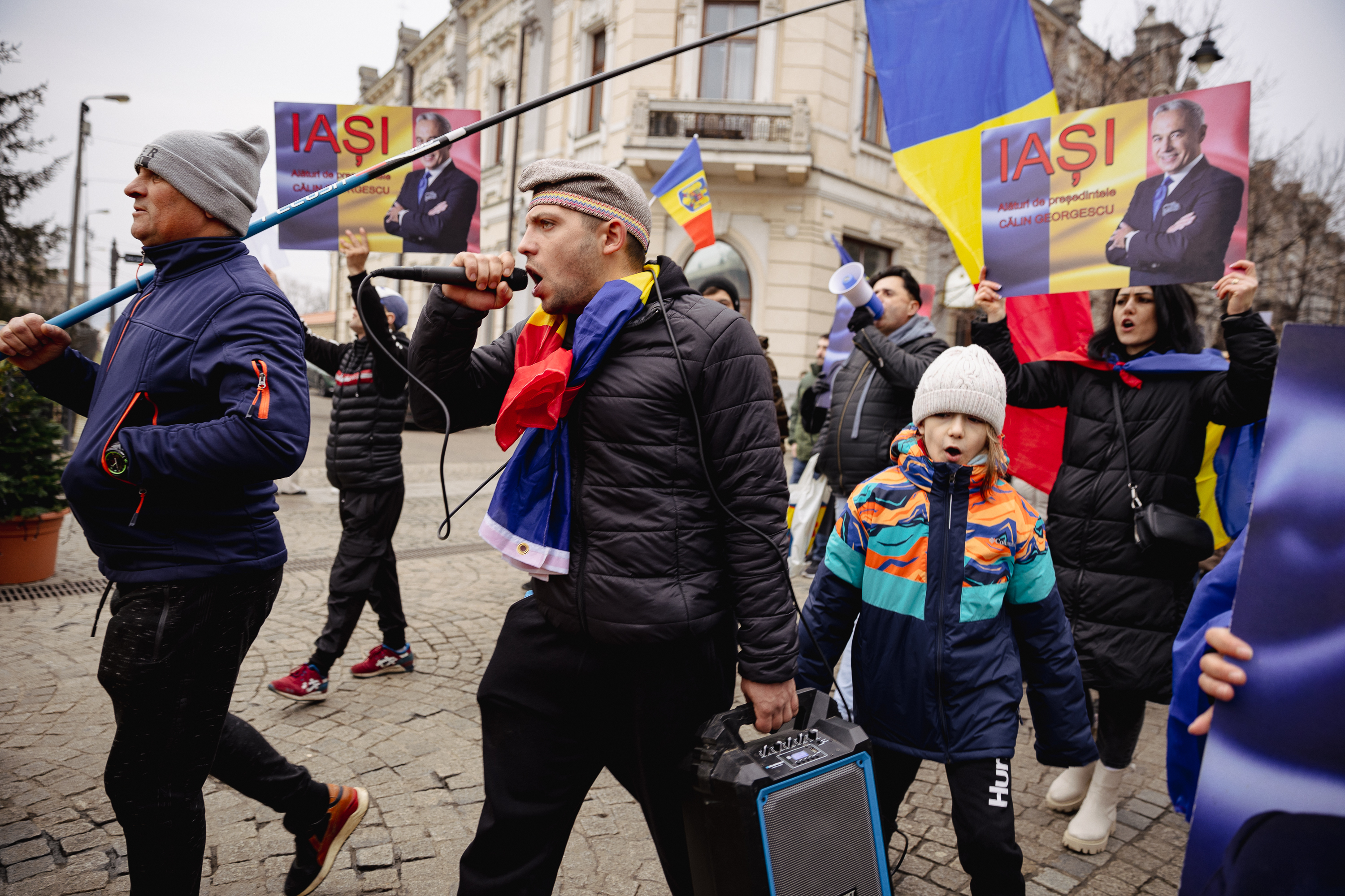Ziua Unirii în imagini la Iași: câteva mii de oameni s-au bucurat de „sârba moldovenilor” și au fluierat puținii politicieni prezenți | Fotoreportaj
