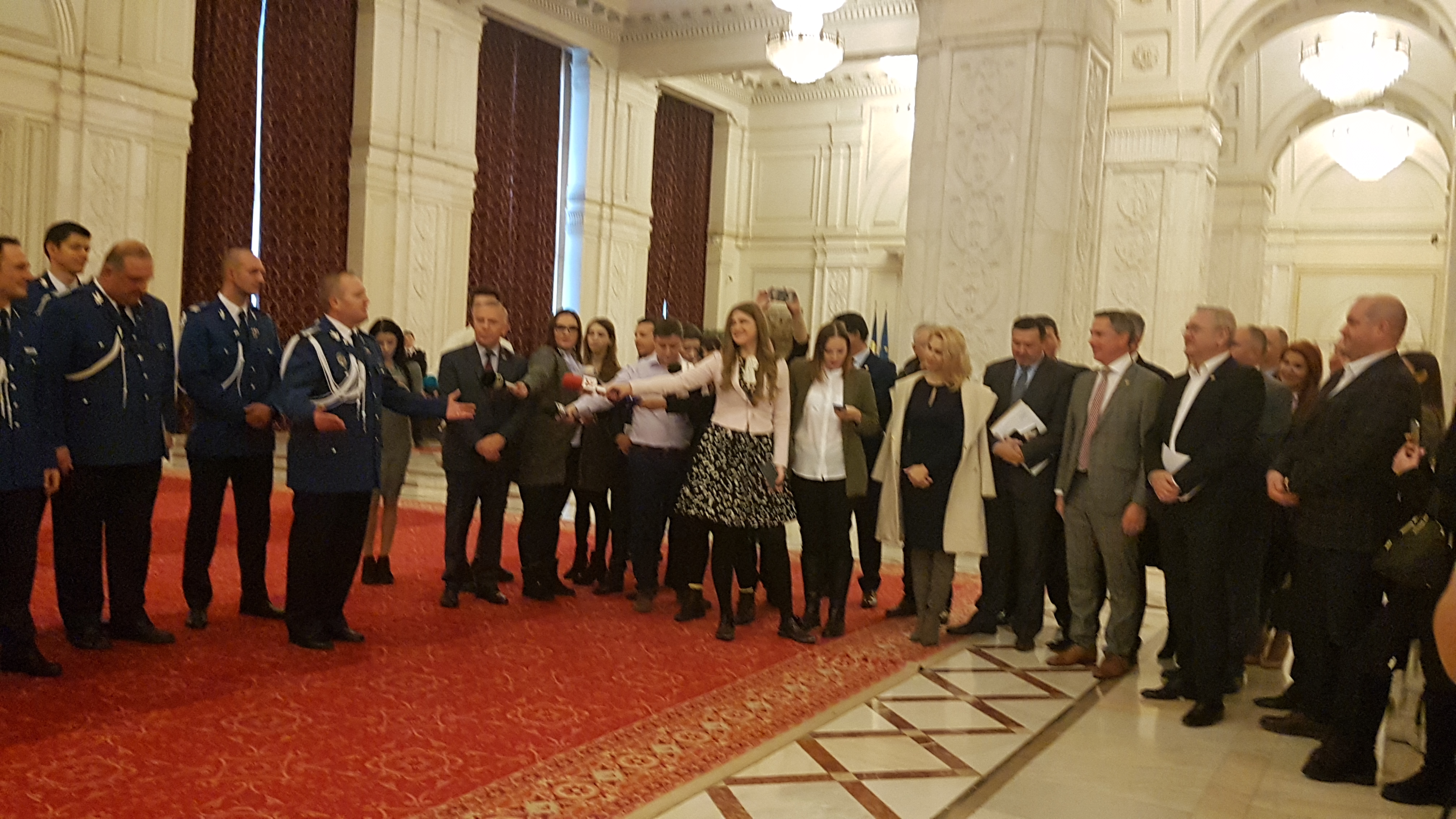 VIDEO / FOTO. Dragnea a mâncat cozonac de la Opoziţie şi a fost colindat de jandarmi. Deputatul PNL Corneliu Olar a venit cu maceta în Parlament