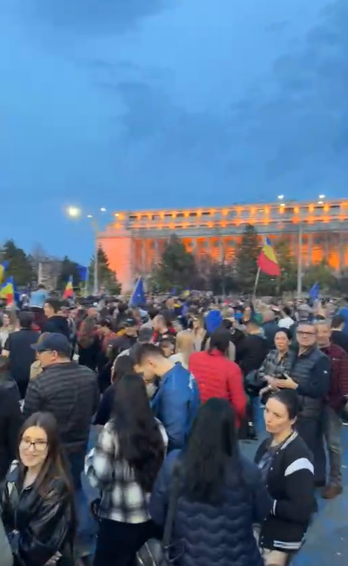 Tudor Chirilă a fost la Mitingul EuRo din Piața Victoriei. Ce a transmis artistul, care s-a plimbat printre manifestanți: „Ăștia, săracii, au venit pe banii lor”