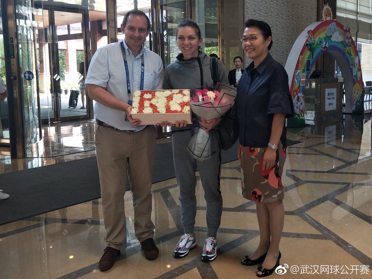Simona Halep a ajuns la Wuhan. Primire de gală pentru numărul 1 mondial | GALERIE FOTO