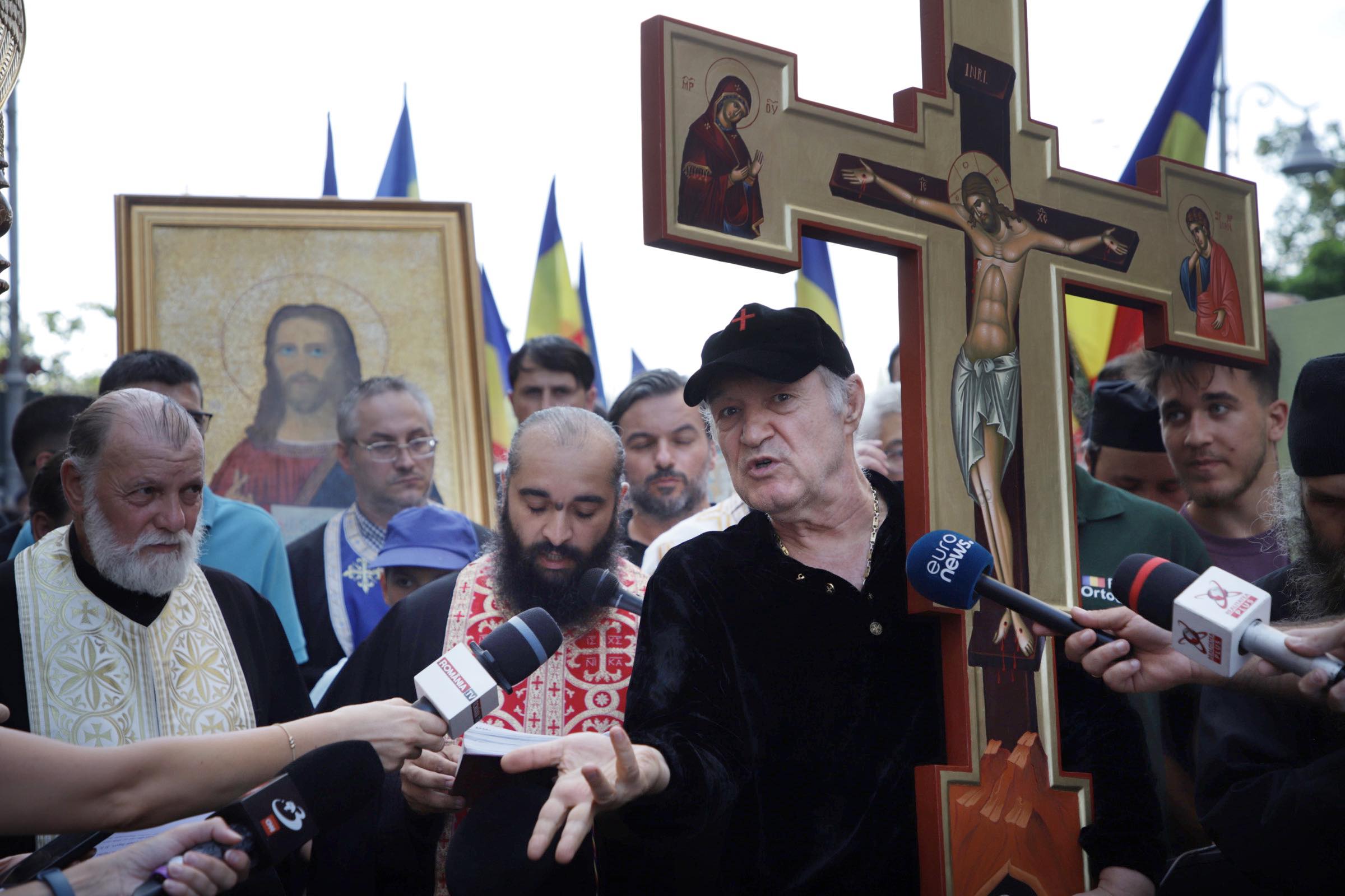 Gigi Becali a condus un miting anti-LGBT în București: „Dracii lasă duhuri rele”. ACCEPT: „Grupări agresive care instigă la ură”