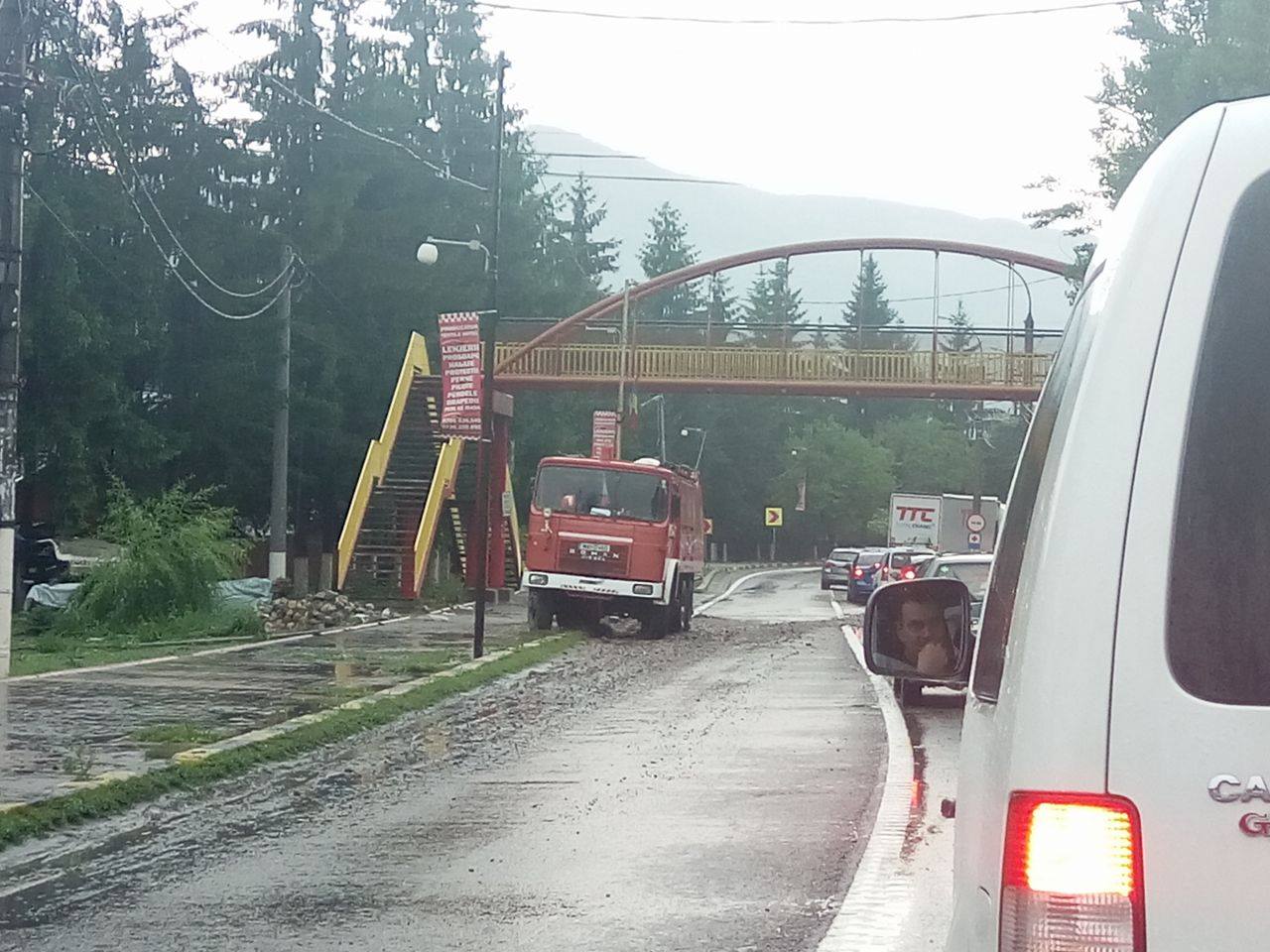 Inundații în Prahova! Coloană de mașini pe DN1 de la Sinaia la Comarnic, din cauza aluviunilor
