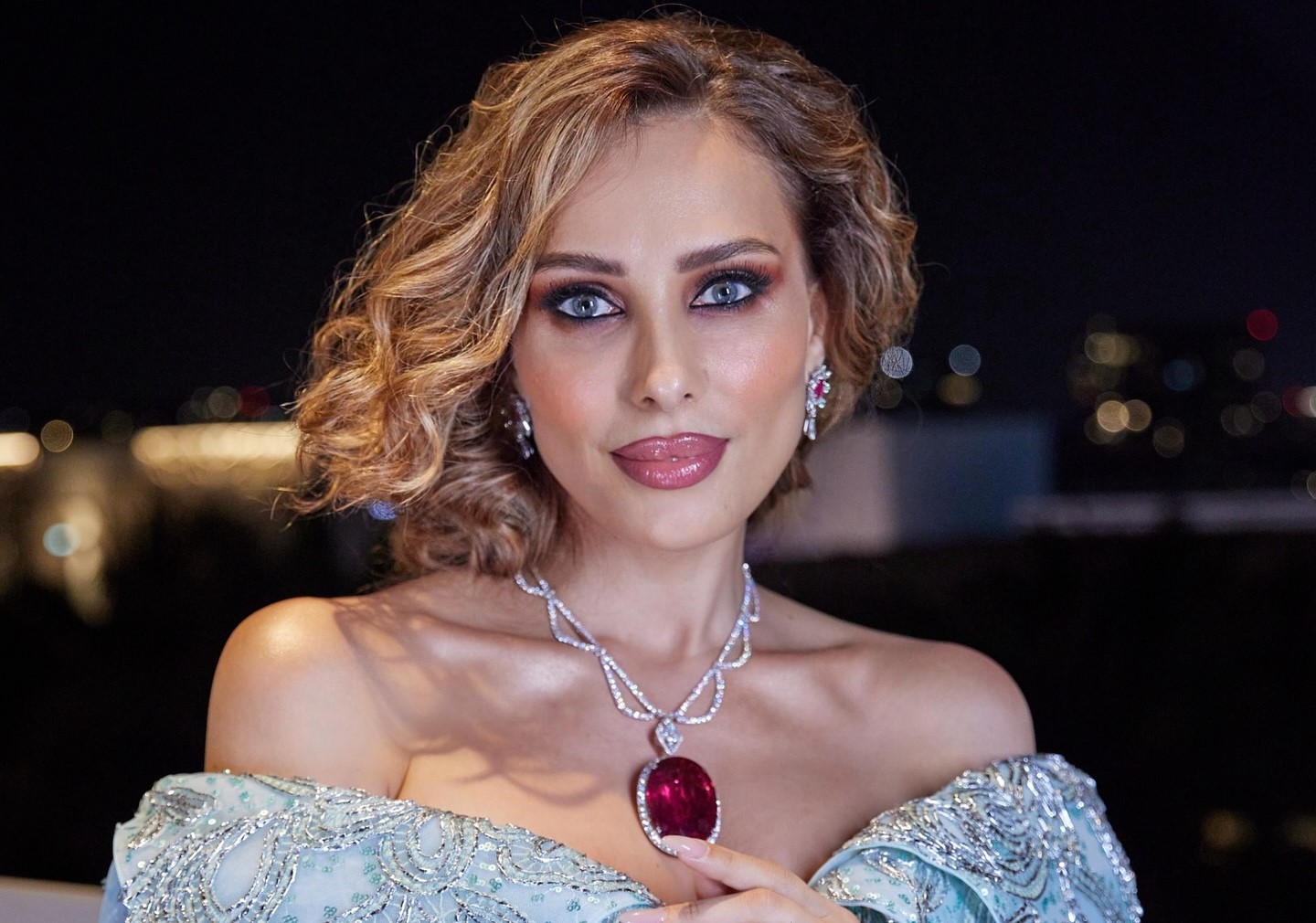 Cum a fost surprinsă Iulia Vântur cu părinții la concertul lui Salman Khan din Dubai. Starul de la Bollywood a făcut show în fața socrilor