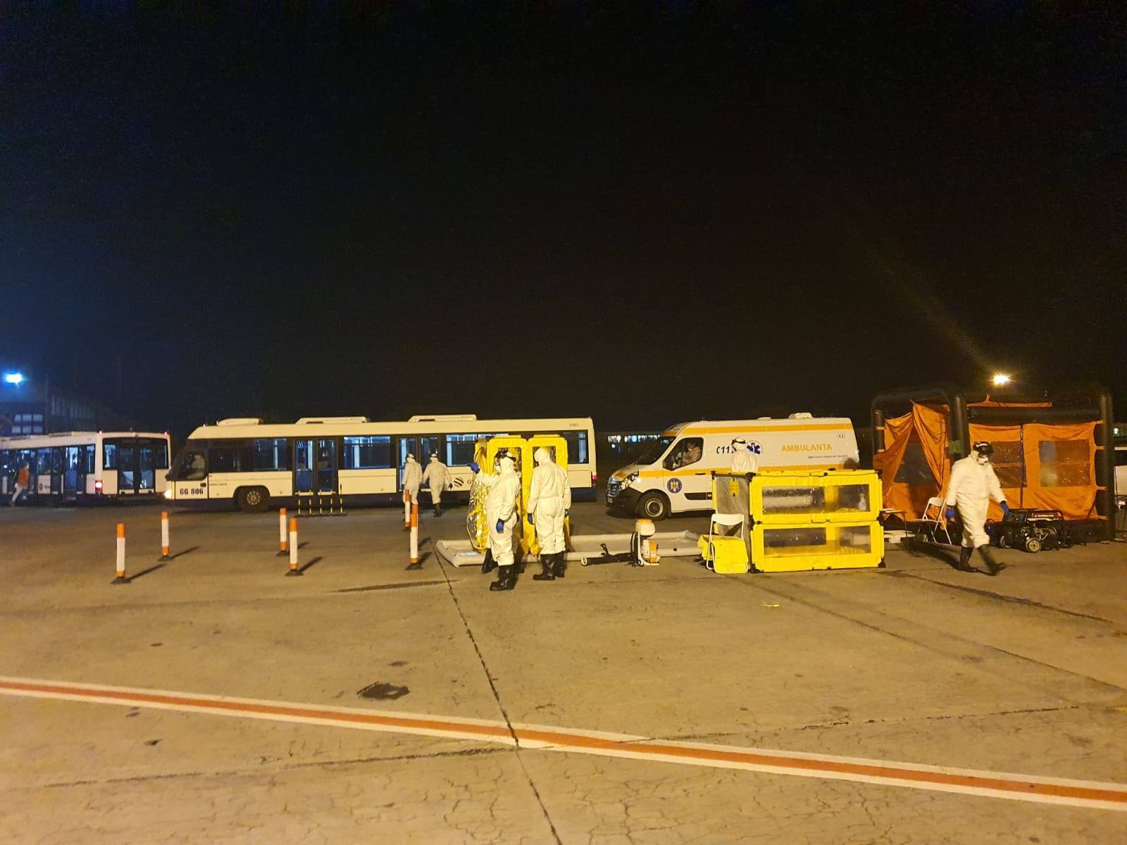 122 de români aduși din Italia cu o cursă umanitară TAROM. 23 de italieni blocați la Brăila s-au întors acasă