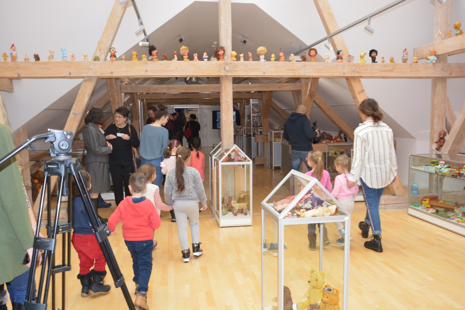 GALERIE FOTO/ Cea mai mare expoziție de jucării, în podul Muzeului de Istorie al Bucovinei. Geta și Liviu, replica românească a păpușilor Barbie și Ken