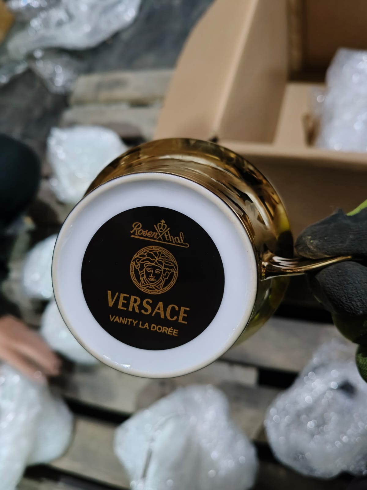 Pahare și cești din porțelan, dar și linguri Versace, confiscate la Constanța. Marfa, în valoare 1,1 milioane de lei, adusă din Emiratele Arabe Unite