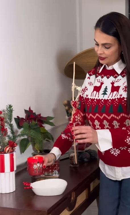 Imagini din casa Ancăi Serea, decorată de Crăciun. A împodobit doi brazi, unul e alb și excentric, iar altul e natural, în ghiveci