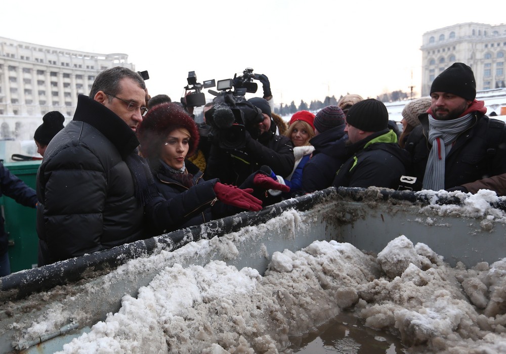 VIDEO EXCLUSIV| Primul utilaj de topit zăpada a fost pus în acțiune, în Piața Victoriei