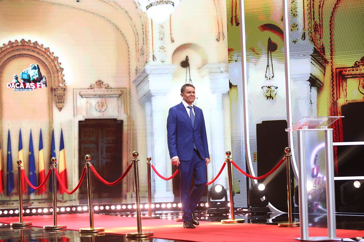 Ionuț Rusu, moment spectaculos pe scena „iUmor”. Actorul s-a „transformat” în Klaus Iohannis și a făcut glume prezidențiale pe seama juraților