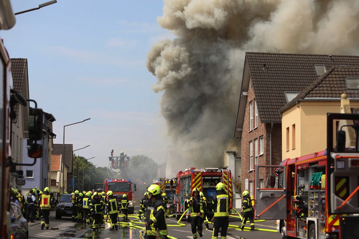 Doi pompieri voluntari, o femeie și un bărbat, uciși de o explozie în timp ce încercau să stingă un incendiu uriaș la un magazin de motociclete, în Germania
