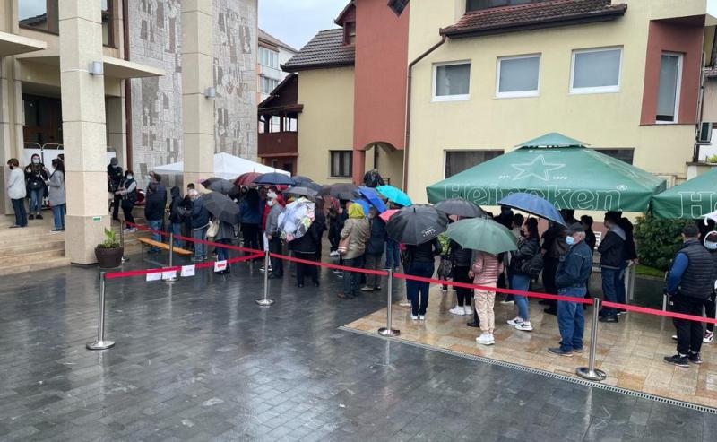La Blaj, oamenii au stat la coadă în ploaie, după ce s-au epuizat vaccinurile. DSP a trimis doze suplimentare