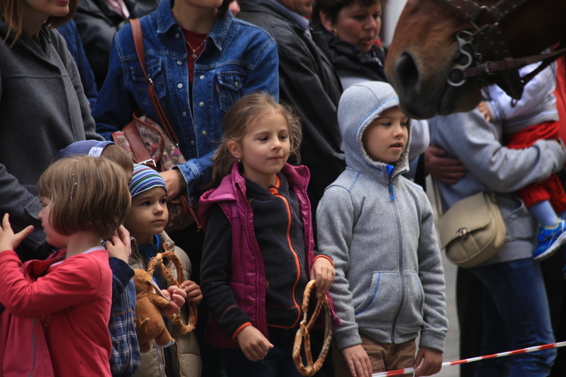 Mii de oameni au asistat la Parada Junilor la Brașov | GALERIE FOTO