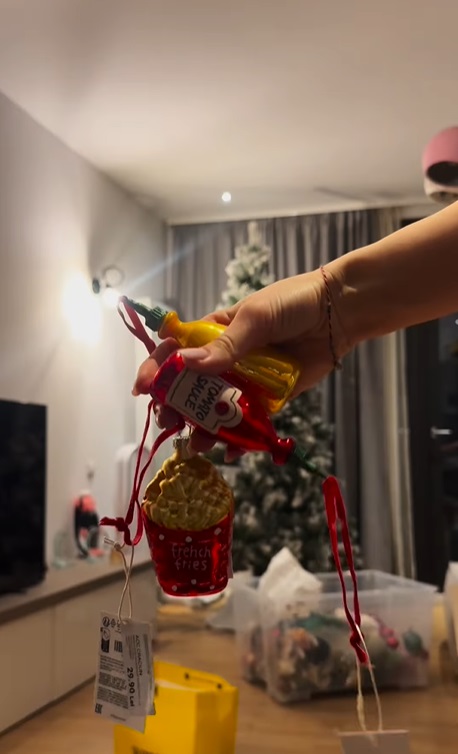 Imagini din sufrageria Alexiei Eram, decorată de Crăciun. Cât costă globurile în formă de cartofi prăjiți, muștar și ketchup pe care le-a pus în brad