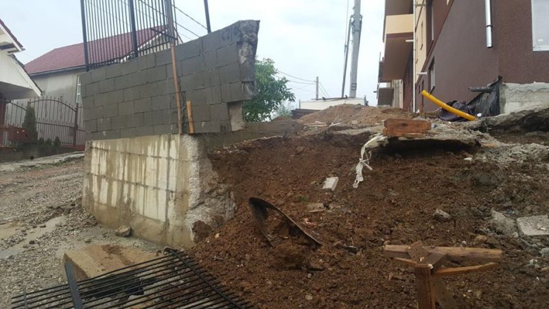 Alunecare de teren în Sibiu. Locatarii unui bloc au fost mutați, după ce pământul a luat-o la vale
