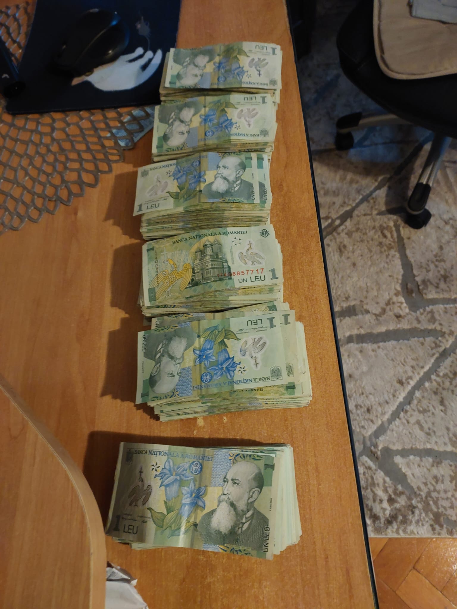 Un șofer român de TIR și-a primit salariul în cutii de carton, în monede de 50 de bani și bancnote de un leu