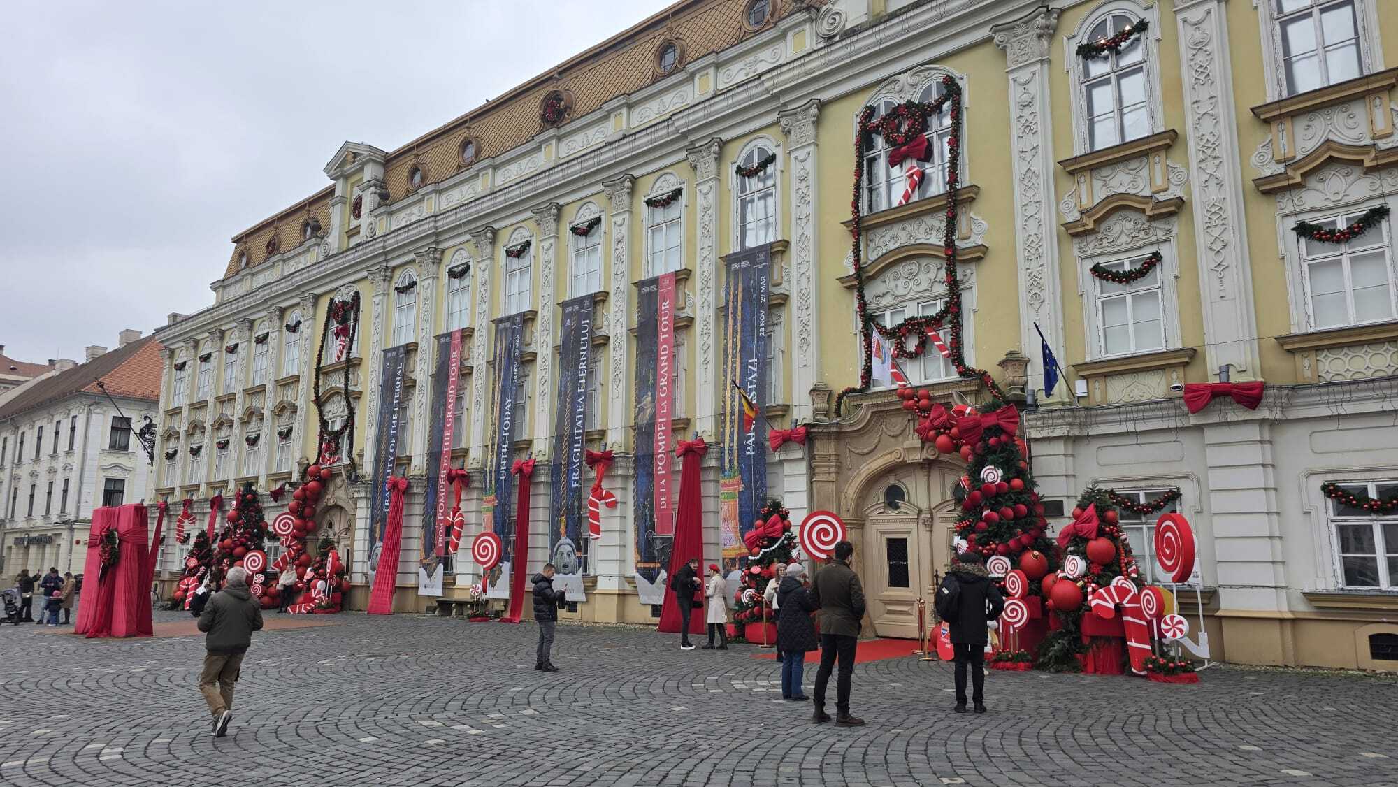 Cât a costat împodobirea festivă a „celui mai instagramabil loc din Timișoara” și a Consiliului Județean Timiș. Motivul pentru care achizițiile nu apar pe SEAP
