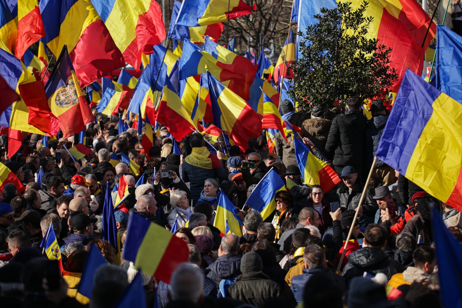 Călin Georgescu a fost înconjurat de mii de oameni la „Marea Horă a Unirii Neamului”: „Suntem legați pentru totdeauna ca frați și surori”