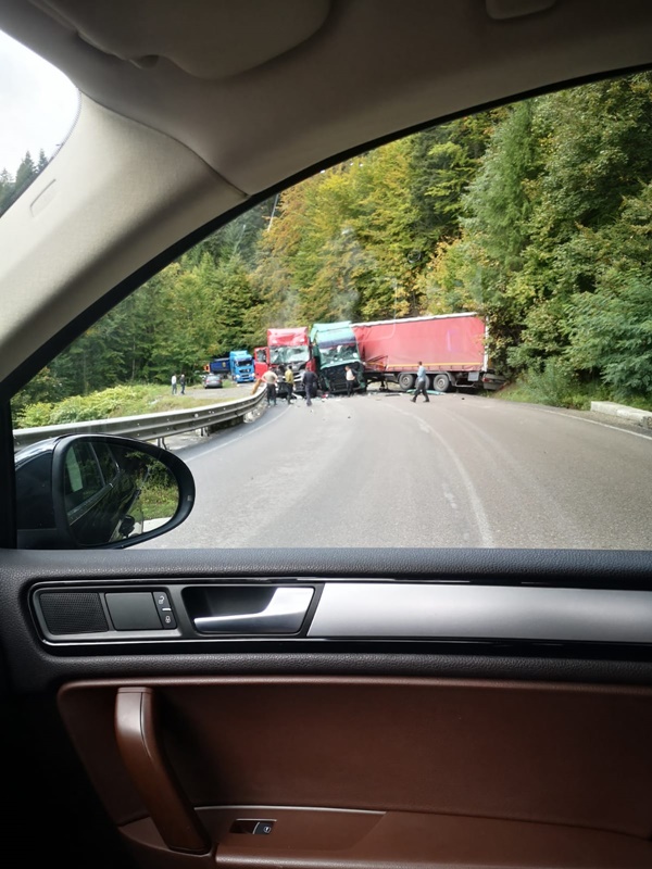 Șofer de TIR mort pe loc, după ce a intrat pe contrasens într-un alt camion, pe o șosea de munte din Neamț