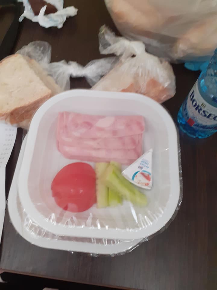 Țigări și cafea, în meniul de la un centru de carantină din Băile Felix. "Nu suntem fumători, dar am zis că pică bine". DSP explică situația