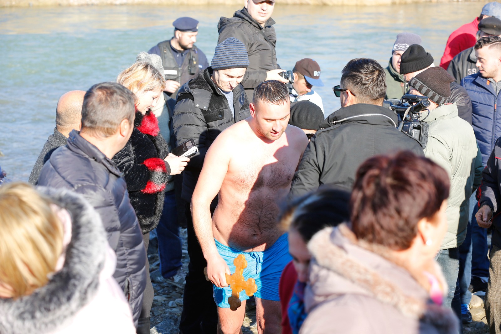 FOTO| La Buzău, un preot militar a binecuvântat multimea cocoțat pe o cisternă a Armatei, de sub podul de la Mărăcineni