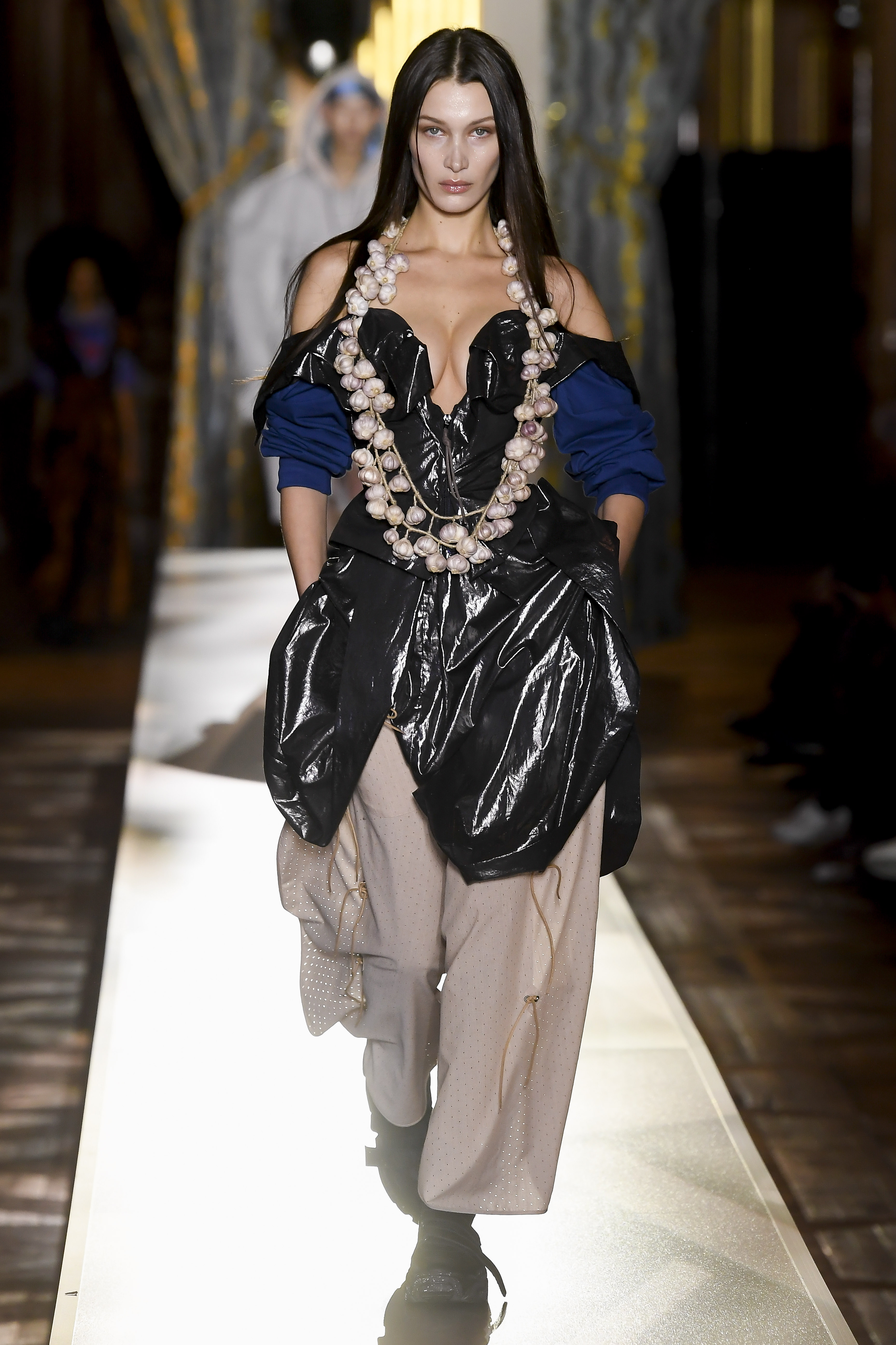 Bella Hadid a apărut în sânii goi la Săptămâna Modei de la Paris