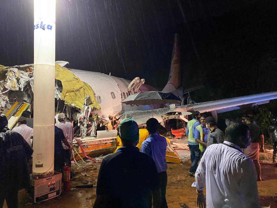 Un avion cu 190 de persoane la bord s-a prăbuşit la aterizare în India şi s-a rupt în două. Bilanţul deceselor a ajuns la 18