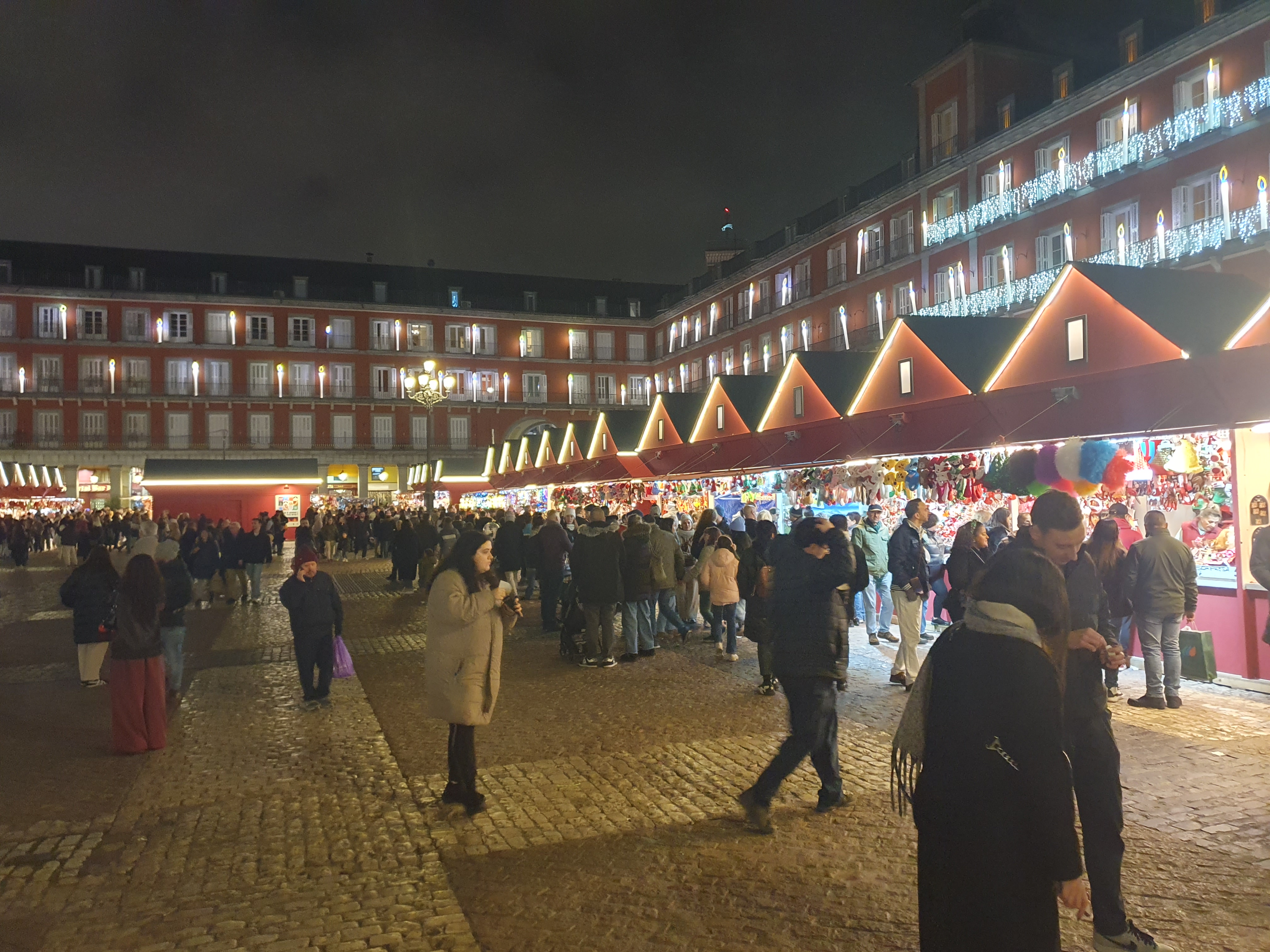 Sărbătorile de iarnă la Madrid. Explozia culinară din capitala Spaniei. Cât costă o porție de fructe de mare sau un pahar de vin în Mercado de San Miguel