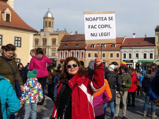 Peste 500 de mame au protestat la Brașov, alături de copii și bunici