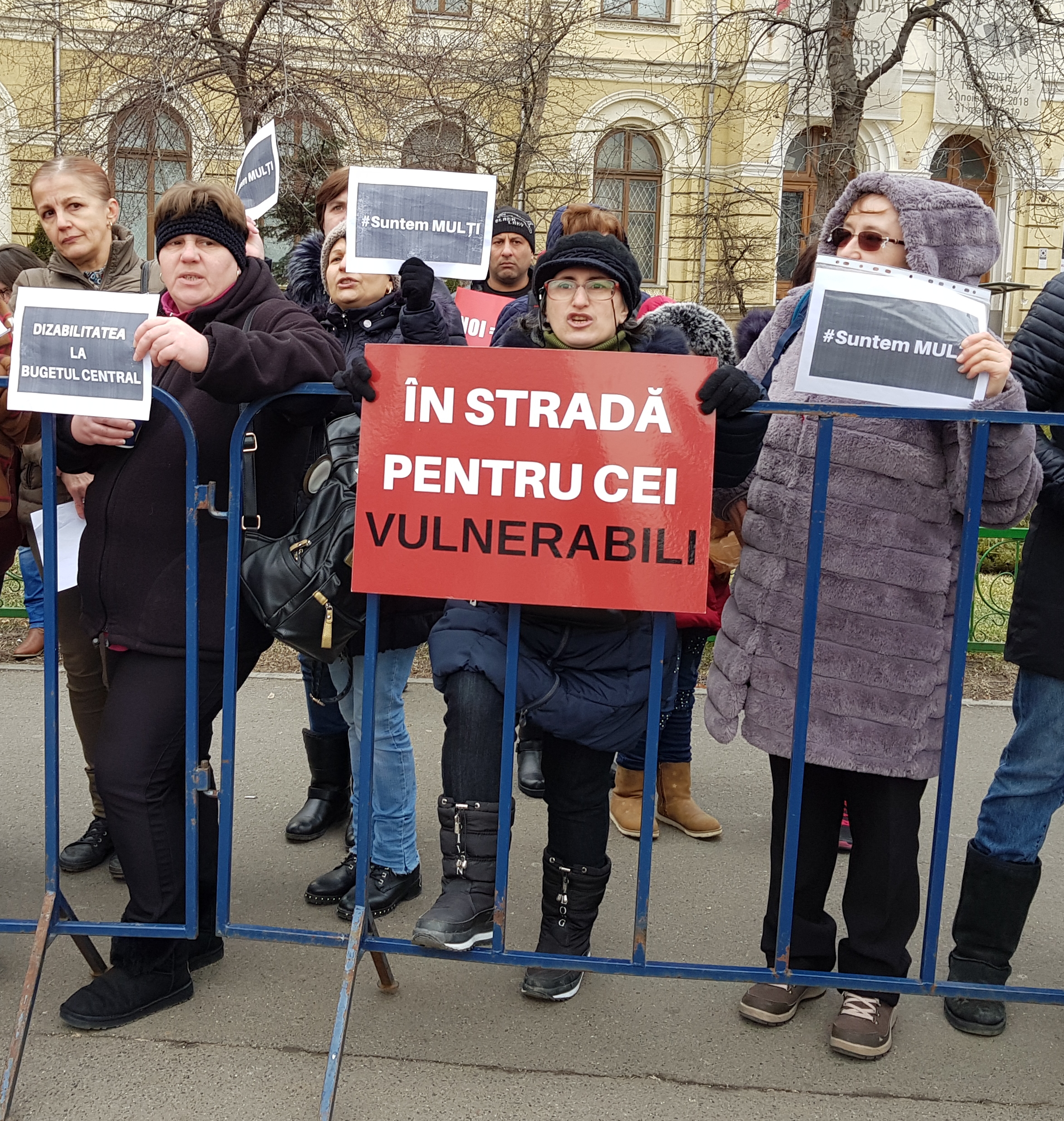 VIDEO/ Problemele persoanelor cu dizabilități, pasate de la guvern la primării. Mămica unui copil cu tetrapareză spastică: "Lupt pentru drepturile lui, ca om, iar politicienii șterg cu el pe jos!"