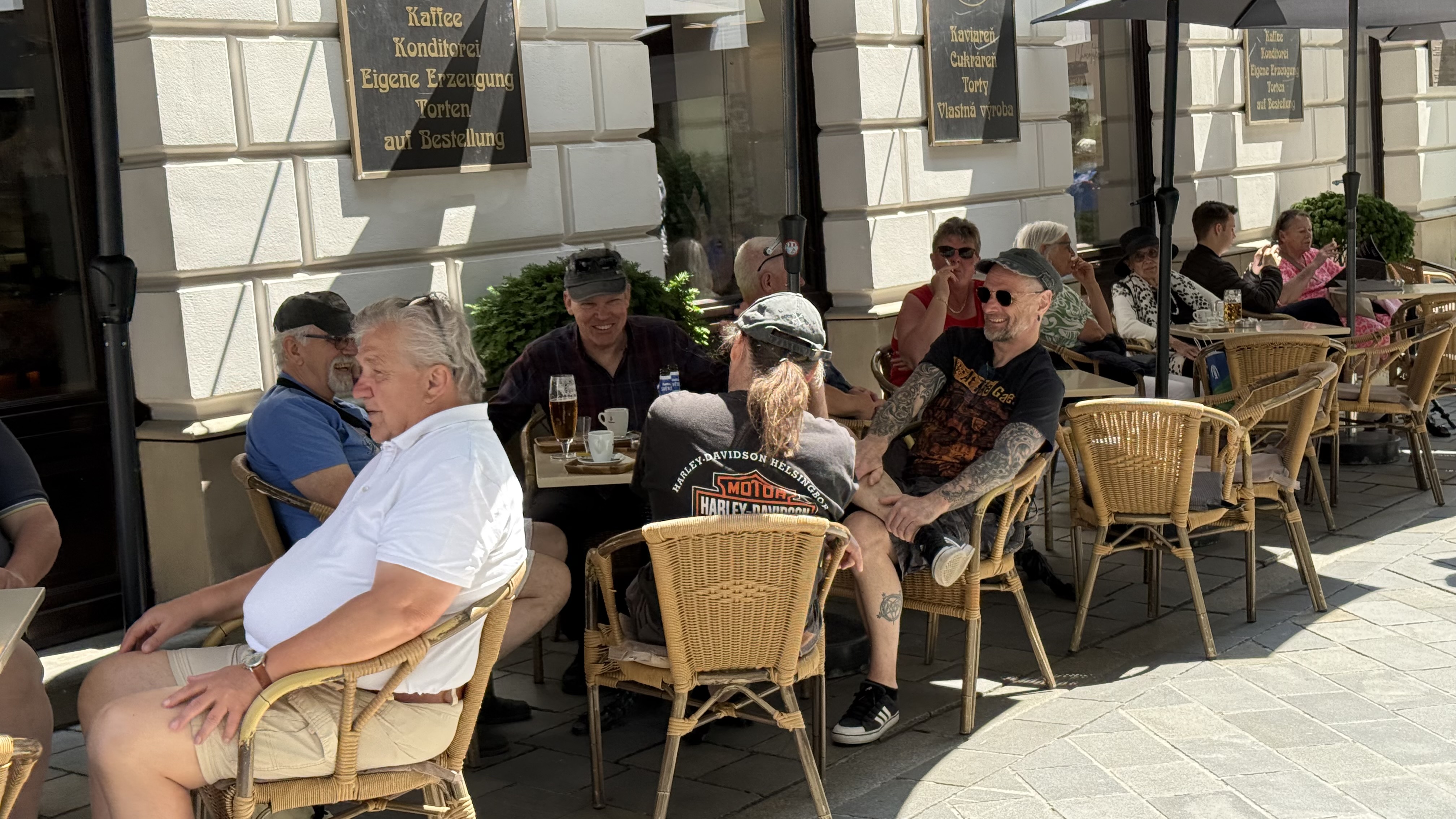Cât plătești pentru un tuns și bărbierit la o frizerie de cartier din Bratislava: buget de restaurant în România