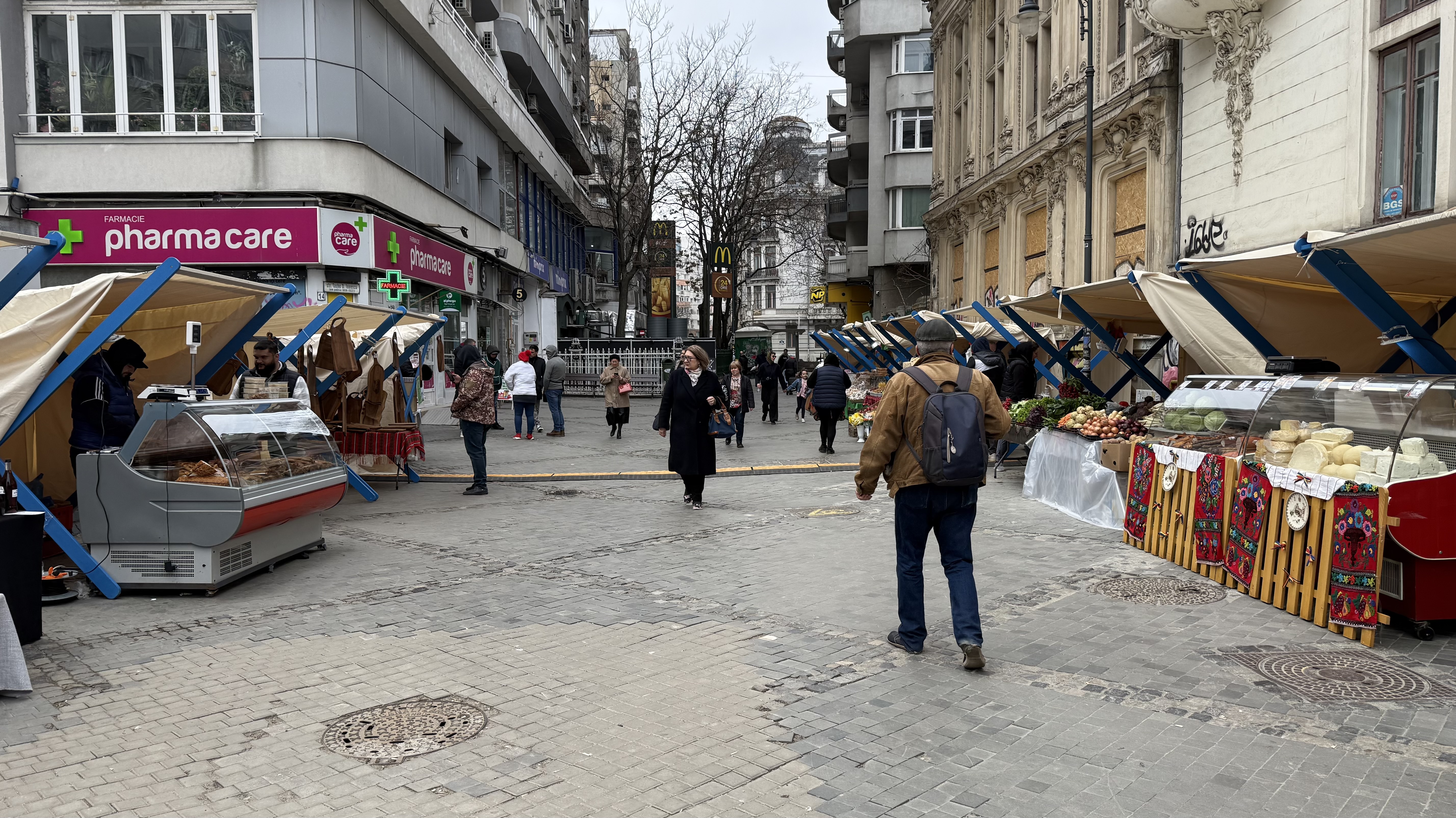 Prima piață volantă din acest an, deschisă în Piața Romană. Prețuri mari și cumpărători puțini