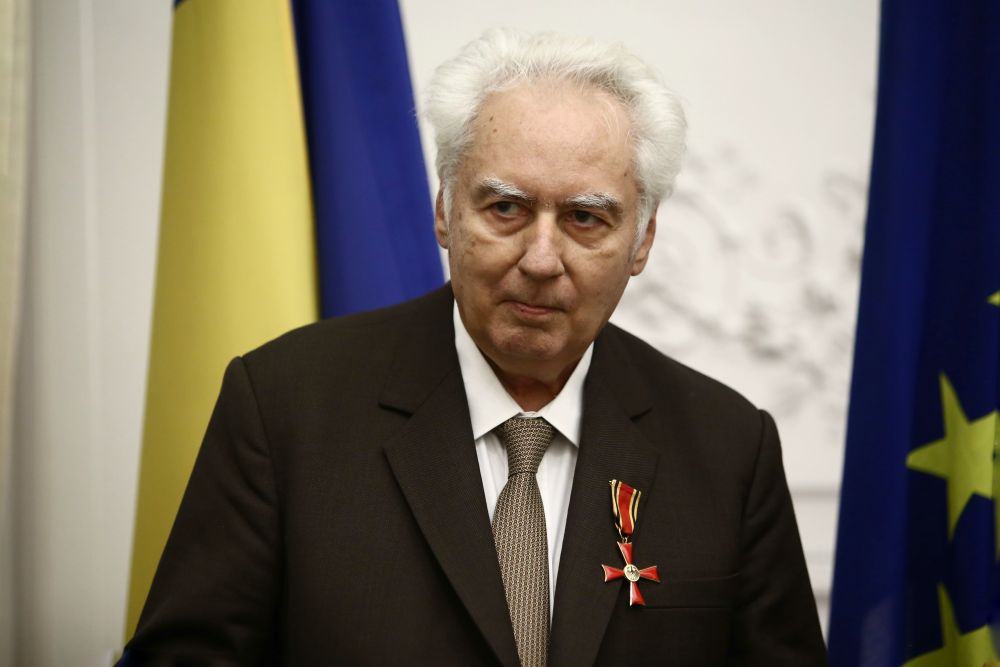 FOTO / Cel mai bine vândut scriitor român în 2016 şi 2017, decorat şi făcut cavaler de ambasadorul Germaniei la Bucureşti