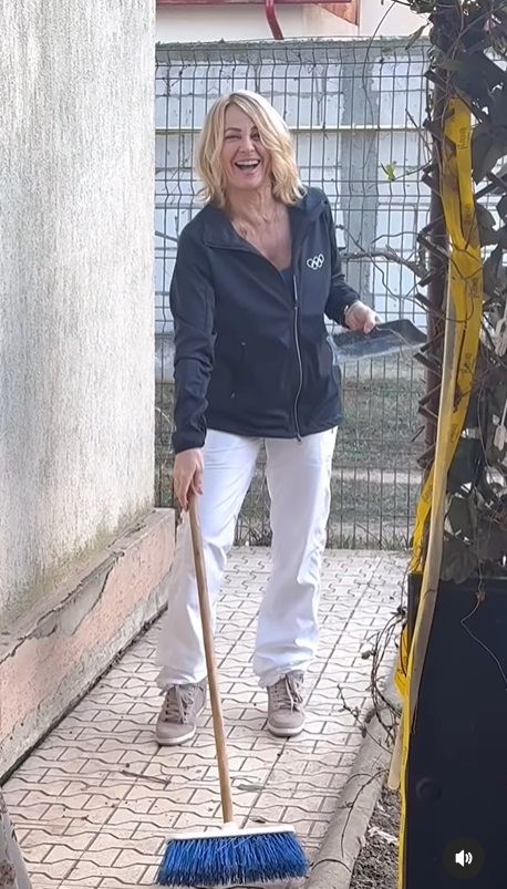Imagini cu Nadia Comăneci acasă la mama ei, unde a dat cu mătura și a gătit: „Lucruri normale, pe care le fac și în America”. Cum au reacționat fanii